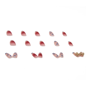 Faux ongles French roses avec cœurs bleus, nœuds 3D et forme ovale sur fond blanc