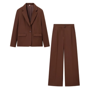 Vista piatta di un tailleur marrone a due pezzi con blazer monopetto e pantaloni larghi