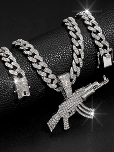 Détail du pendentif AK47 argenté avec strass brillants et chaîne cubaine pour homme
