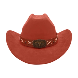 Vista macro del cappello da cowboy in feltro rosso acceso con fibbia in metallo a toro