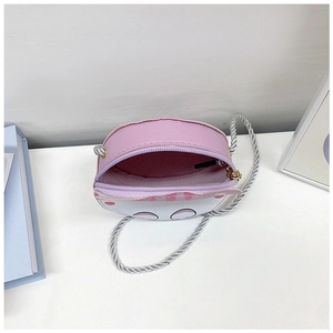 Détail du sac chat rose montrant la fermeture éclair ouverte et l'espace intérieur
