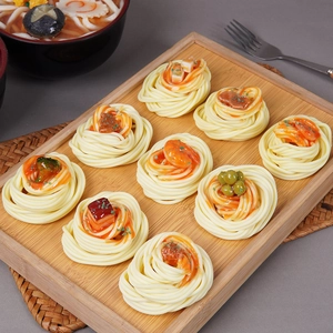 Ensemble de miniatures de spaghettis artificiels réalistes avec divers garnitures sur plateau