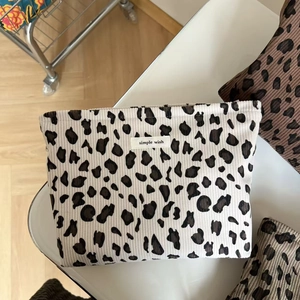 Trousse à maquillage vintage en velours côtelé léopard avec étiquette tissée
