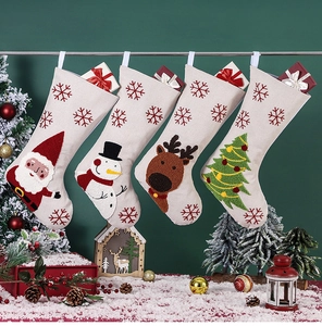 Chaussettes de Noël suspendues avec broderie Père Noël, bonhomme de neige, élan et sapin