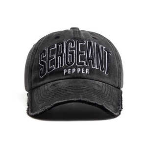 Cappellino da baseball in cotone grigio scuro lavato con ricamo e tesa sfilacciata