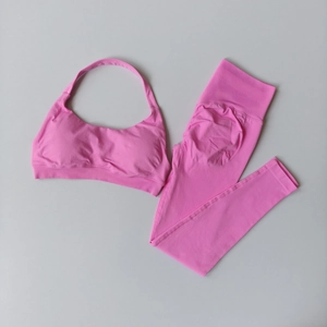 Set yoga rosa senza cuciture con crop top allacciato al collo e leggings a vita alta