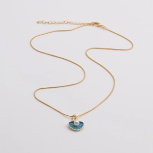 Detailansicht der vergoldeten Kette mit blauem Emaille-Muschel-Anhänger und Perle
