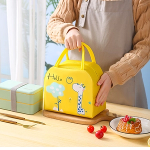 Detail of yellow giraffe lunch bag with sturdy handles and smooth zipper closure