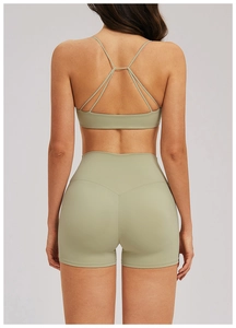 Vue arrière d'un ensemble de yoga vert pâle avec brassière croisée et short en V