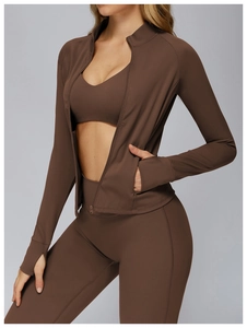 Détail d'une veste de yoga ajustée avec fermeture éclair et col montant extensible