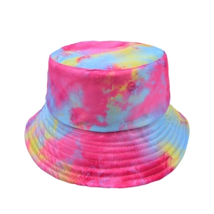 Détail d'un chapeau bob tie-dye coloré aux motifs vibrants rose, bleu et jaune intense