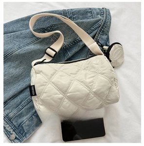 Sac bandoulière matelassé beige cylindrique avec large sangle et petit porte-monnaie