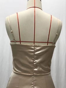 Détail du dos de la robe en satin champagne avec fines bretelles et zip invisible