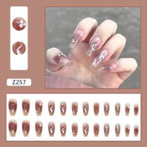 Faux ongles ballerine longs dégradé mauve avec motifs de flammes blanches et perles