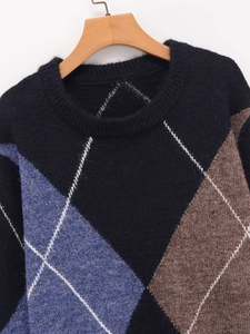 Dettaglio della maglia a rombi con trama strutturata in blu scuro e marrone caffè