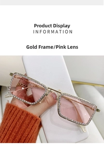 Detalle de gafas de sol rectangulares sin montura dorada, lentes rosas y pedrería brillante