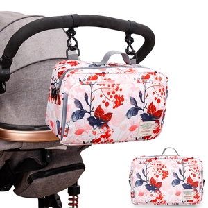 Detail der wasserdichten Kinderwagentasche mit roten Blumen und Befestigungshaken