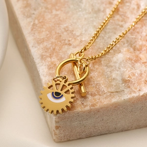 Minimalistische Goldhalskette aus Titanstahl mit Evil-Eye-Anhänger und T-Verschluss