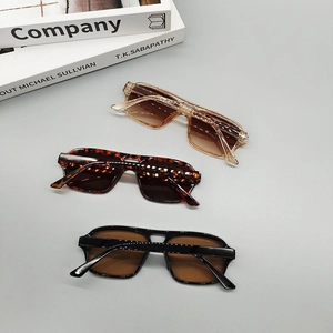 Gafas de sol vintage de doble puente cuadradas en colores ámbar, carey y lentes negras