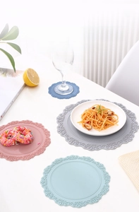 Détail de sets de table en silicone dentelle résistants à la chaleur en plusieurs couleurs