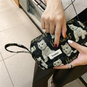Gros plan détaillé du sac en toile noire avec jacquard chat blanc et étiquette Sozakka