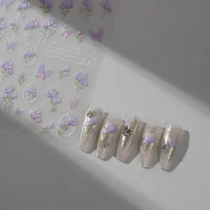 Détail macro de stickers ongles papillons violets holographiques avec perles en relief