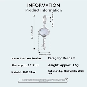 Détail macro du pendentif clé coquillage en argent S925 avec dimensions et perle