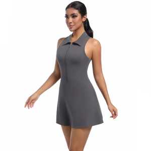 Détail de la robe de sport grise sans manches avec col zippé et coupe ajustée en forme de A