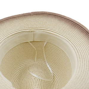 Dettaglio interno del cappello di paglia con fascia tergisudore regolabile e trama