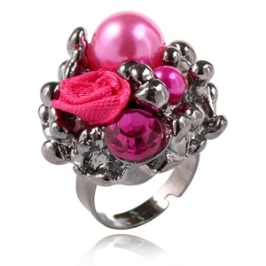Détail de la bague réglable avec perle rose, rose en tissu et cristal de style vintage