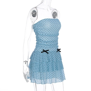 Détail de la robe bustier bleue à pois avec nœuds noirs et jupe à volants étagés