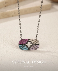 Vue macro du pendentif étoile en argent S925 pixel avec cristaux colorés fini noir