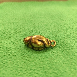 Portachiavi vintage a forma di serpente in ottone con scaglie e design di animale a spirale