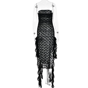 Détail de la robe en dentelle noire transparente avec texture florale et volants élégants