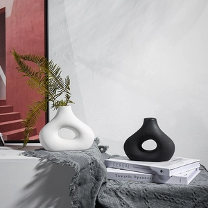 Moderne zwart-witte keramische vazen voor minimalistische bloemendecoratie in huis