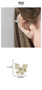 Dettaglio dimensioni e foto indossata del piercing a farfalla dorato con zirconi pavé