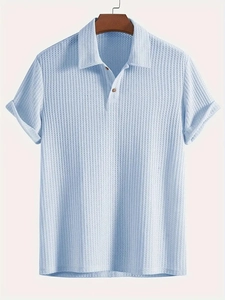 Detailansicht der hellblauen Waffelstruktur und des Kragens am Herren-Poloshirt