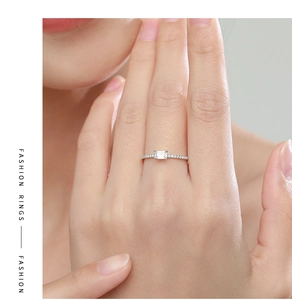 Nahaufnahme eines eleganten s925 Silberrings mit rechteckigem Zirkon an einer Hand