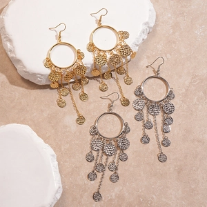 Détails de boucles d'oreilles bohèmes en or et argent avec disques en métal martelé