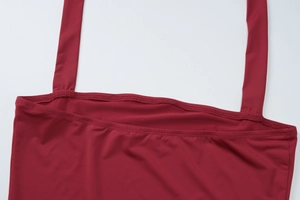 Détail rapproché du tissu en élasthanne rouge lisse et coutures du haut dos nu