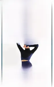 Détail du soutien-gorge de sport à dos croisé et du haut de yoga zippé à manches longues