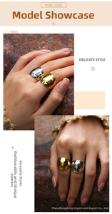 Detaillierte Nahaufnahme goldener und silberner minimalistischer Edelstahlringe am Finger
