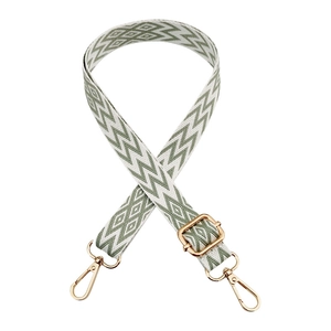 Dettaglio tracolla regolabile intrecciata verde e beige con ganci in metallo dorato