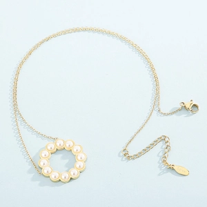 Elegante collana dorata con pendente circolare vuoto e perle bianche per donna
