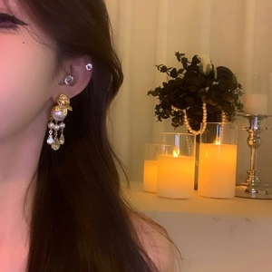 Boucles d'oreilles fleur or avec pampilles en perles et cristaux scintillants