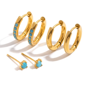 Detail-Set aus drei goldenen Ohrringen mit Türkissteinen und minimalistischen Creolen