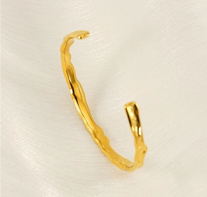 Dettaglio del bracciale in acciaio inossidabile placcato oro 18K con trama di lava