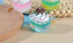 Détail macro du porte-clés dessert artificiel avec cœur Love et garniture de crème