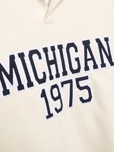 Détail de la broderie Michigan 1975 sur un tissu de coton premium couleur crème