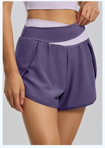 Détail de la taille haute croisée et de l'ourlet incurvé du short de yoga violet